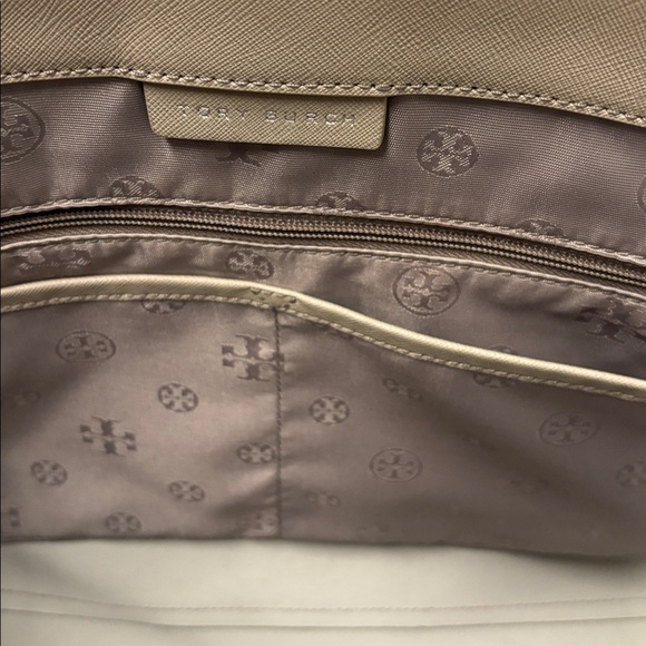 Tory Burch 'York' Buckle Tote Bag made of Saffiano leather Color: Gray & Silver - Picture 6 of 12